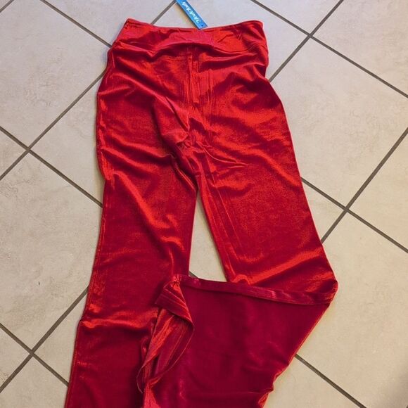 NWT ModCloth Loving the Luxe Life Velvet Flare leg Vibrant Hollyberry Red size M - Picture 3 of 12